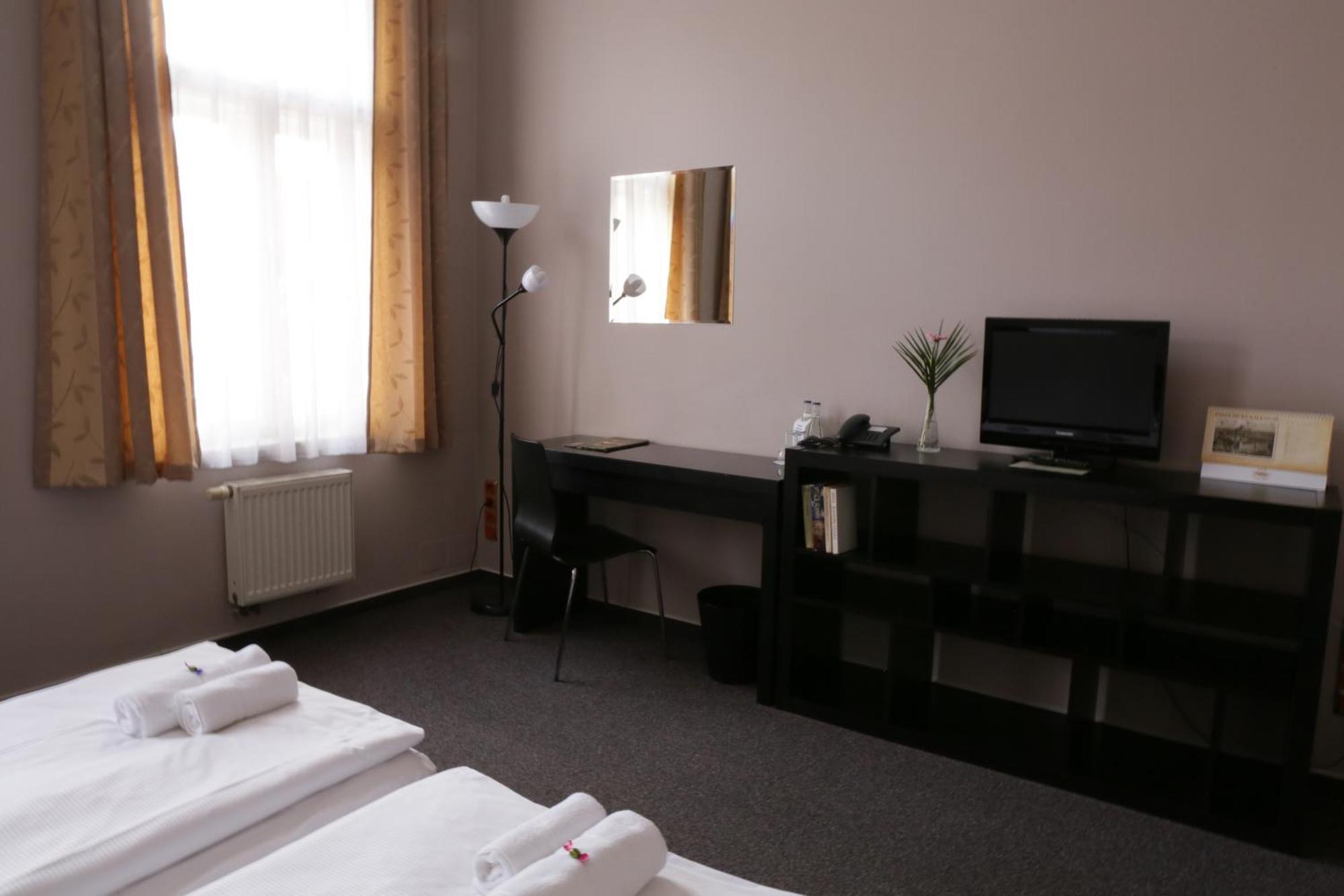 Hotel Zlata Stika Pardubice Ngoại thất bức ảnh