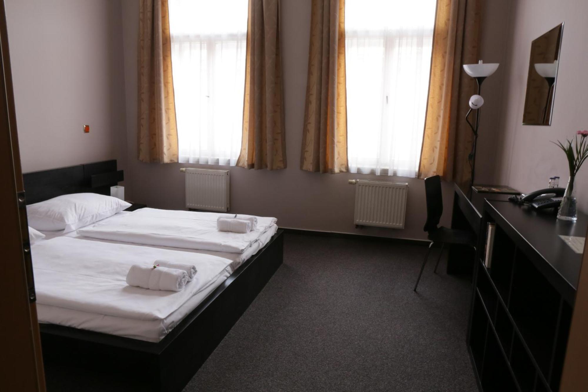 Hotel Zlata Stika Pardubice Ngoại thất bức ảnh