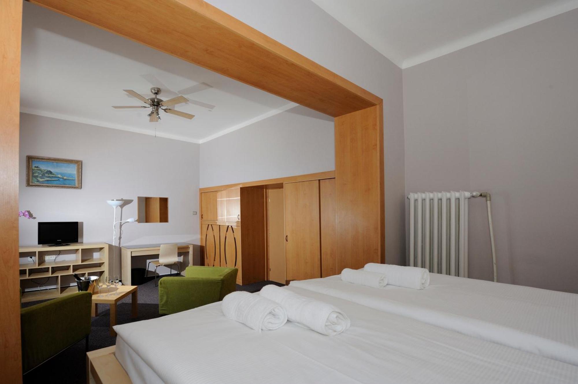 Hotel Zlata Stika Pardubice Ngoại thất bức ảnh